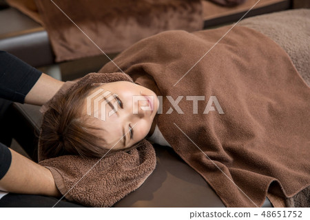 一個女人接受住宿 48651752