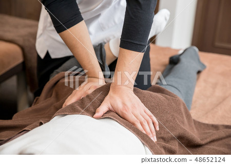 A woman who receives accommodation (waist) 48652124