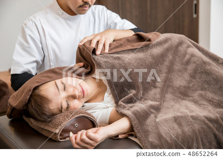 A woman who receives accommodation (shoulder) 48652264