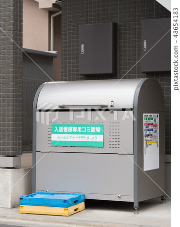 公寓大樓內的垃圾場 公寓大樓內的垃圾場 48654183