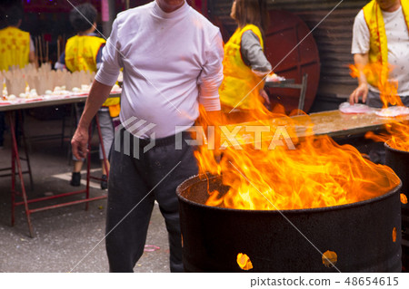 宗教信仰，焚燒紙錢，宗教、紙幣を燃やす、Religion, burning paper money, 48654615