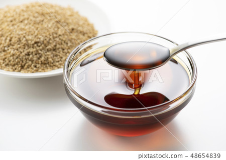 Sesame oil and roasted sesame Sesame oil and roasted sesame 48654839