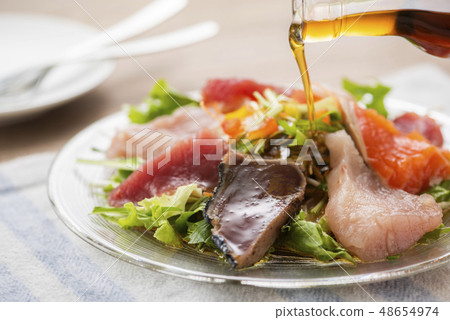 海鮮沙拉配芝麻油 48654974