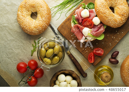 Bagel sandwich with prosciutto 48655017