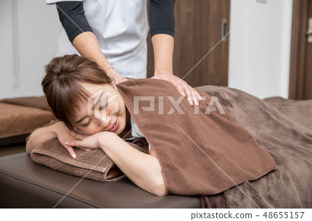 一個女人接受住宿 48655157