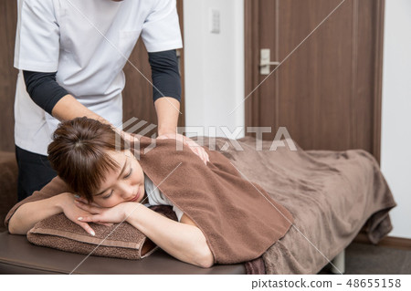 一個女人接受住宿 48655158