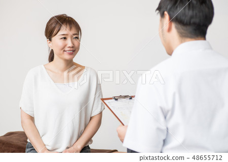 一名正在接受諮詢的女士 一名正在接受諮詢的女士 48655712