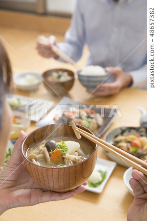 豬肉和蔬菜味噌湯 豬肉和蔬菜味噌湯 48657382