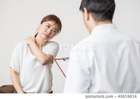 接受諮詢的女人（肩膀） 48659014