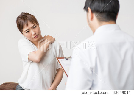 Woman undergoing counseling (shoulder) 48659015