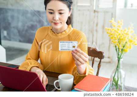 看信用卡的婦女 48659824