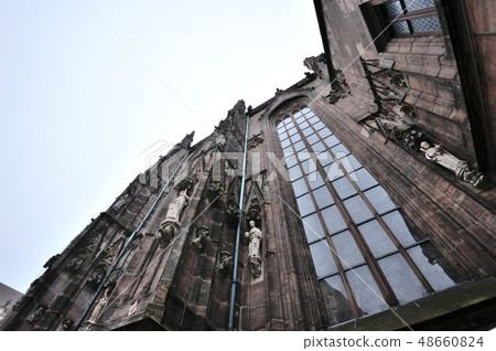 德國紐倫堡，在多雲的冬日天空中仰望，St.Servadus 教堂 48660824