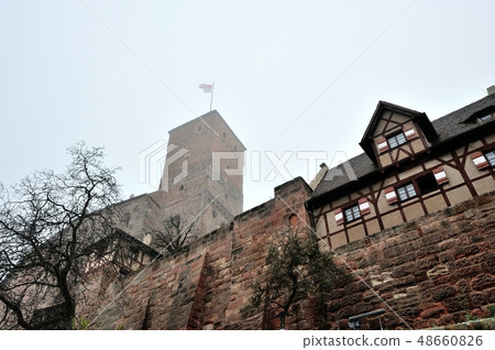 在陰沉的冬日天空中,仰望德國紐倫堡凱撒堡的金貝爾塔 在陰沉的冬日天空中,仰望德國紐倫堡凱撒堡的金貝爾塔 48660826