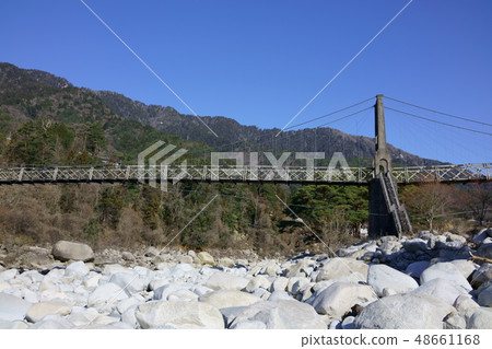 Momosuke橋:取自Kisogawa河岸Kiso-gun Nagiso-machi Momosuke橋:取自Kisogawa河岸Kiso-gun Nagiso-machi 48661168
