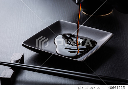 Pour soy sauce Pour soy sauce 48661215