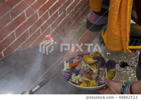 野炊，屋外做菜，炒青菜，野ロバ、家の外で料理、野菜炒め、Wild donkey, cooking 48662512