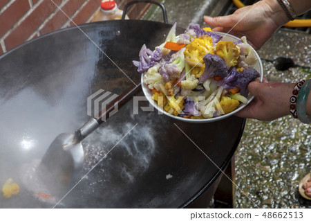 野炊，屋外做菜，炒青菜，野ロバ、家の外で料理、野菜炒め、Wild donkey, cooking 48662513