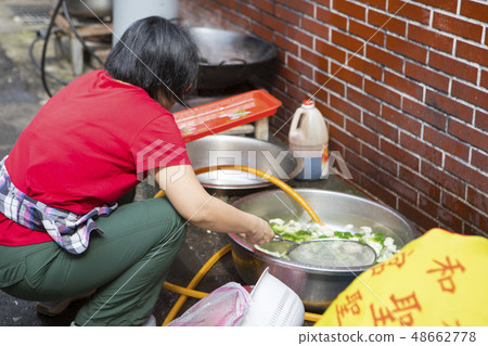 野驢,在戶外做飯,野驢在房子外做飯 野驢,在戶外做飯,野驢在房子外做飯 48662778