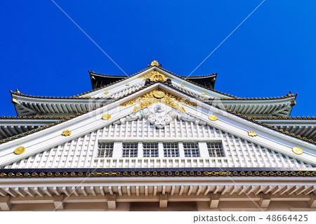 Blue sky and the castle tower of Osaka Castle up 48664425