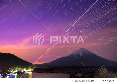 富士山上的雪景夜景需要從精工星星軌跡山梨日本 富士山上的雪景夜景需要從精工星星軌跡山梨日本 48667396