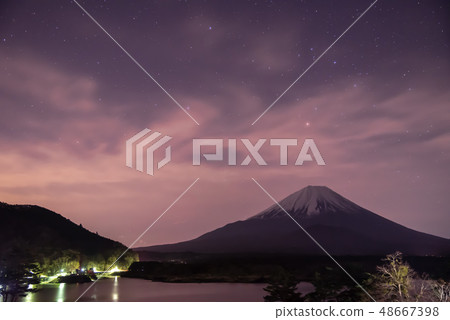 富士山上的雪景夜景需要從精工星星軌跡山梨日本 48667398