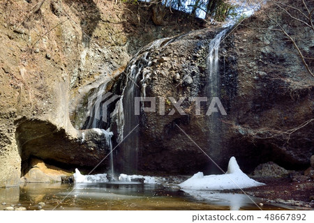 Falls waiting for the moon in winter Falls waiting for the moon in winter 48667892