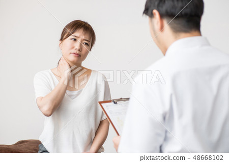 接受諮詢的女人（脖子） 48668102