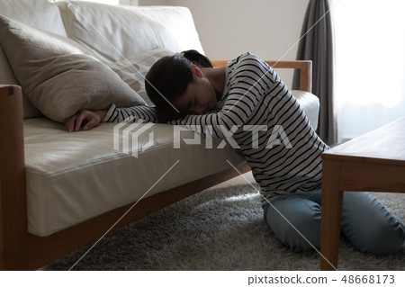Pregnant women in their 30s Japanese women with emesis 48668173