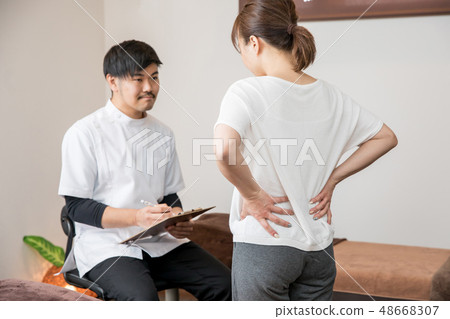 接受諮詢的女性（腰部） 48668307