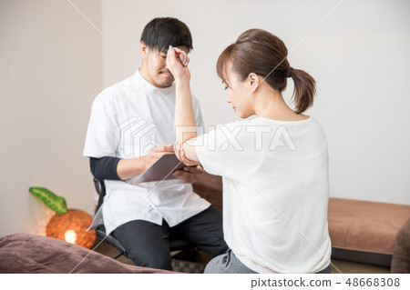 接受諮詢的女性（肘部） 48668308