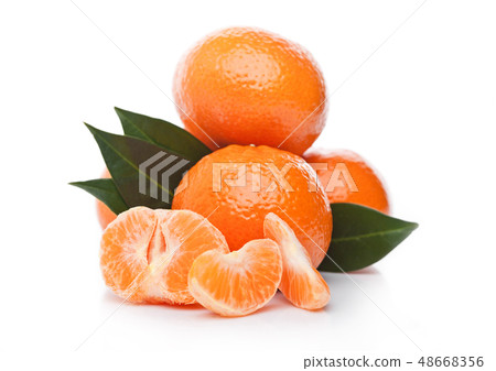 Fresh organic mandarin tangerine fruit with leaves Fresh organic mandarin tangerine fruit with leaves 48668356