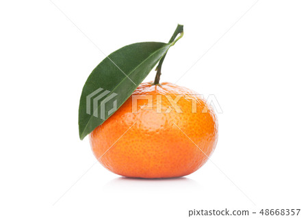 Fresh organic mandarin tangerine fruit with leaves Fresh organic mandarin tangerine fruit with leaves 48668357