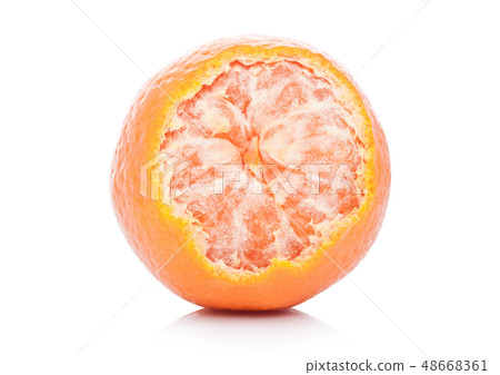 Fresh organic peeled mandarin fruit with halves 48668361