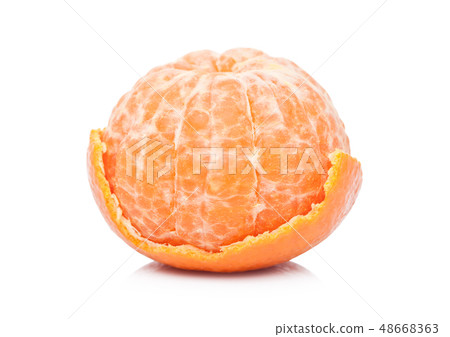 Fresh organic peeled mandarin fruit with halves 48668363
