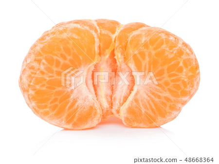 Fresh organic peeled mandarin fruit with halves 48668364