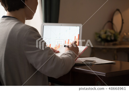 女性筆記本電腦 48668961