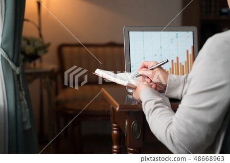 Female laptop computer 48668963