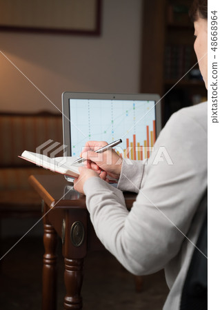 女性筆記本電腦 48668964