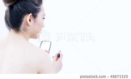 年輕夫人唇膏外形的秀麗圖像 48671520