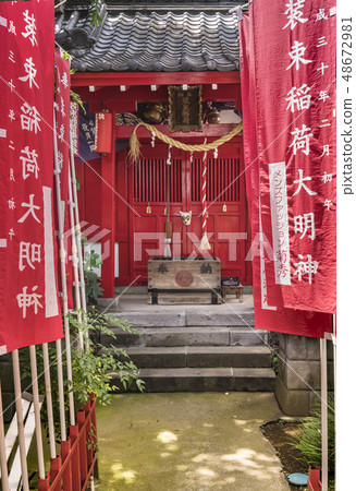 神社Inari神社站立在狐狸enoko樹下由東京,東京,北京的江戶的一百個風景的印刷品繪製。 神社Inari神社站立在狐狸enoko樹下由東京,東京,北京的江戶的一百個風景的印刷品繪製。 48672981