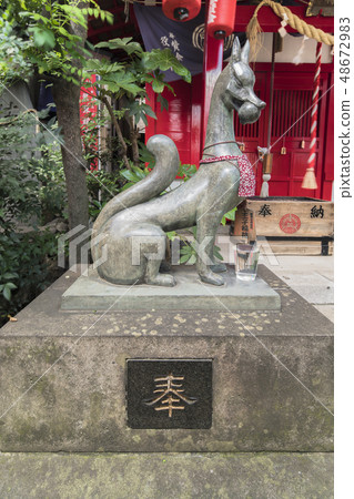 The shrine Inari shrine standing under the fox enoko tree drawn by the prints of the hundred scenery of Edo, Hokkaido in Tokyo, Oji city. The shrine Inari shrine standing under the fox enoko tree drawn by the prints of the hundred scenery of Edo, Hokkaido in Tokyo, Oji city. 48672983