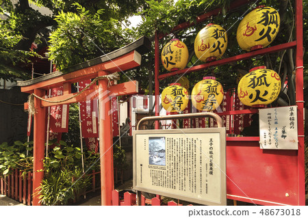 神社Inari神社站立在狐狸enoko樹下由東京,東京,北京的江戶的一百個風景的印刷品繪製。 神社Inari神社站立在狐狸enoko樹下由東京,東京,北京的江戶的一百個風景的印刷品繪製。 48673018