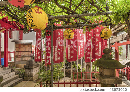 神社Inari神社站立在狐狸enoko樹下由東京,東京,北京的江戶的一百個風景的印刷品繪製。 神社Inari神社站立在狐狸enoko樹下由東京,東京,北京的江戶的一百個風景的印刷品繪製。 48673020