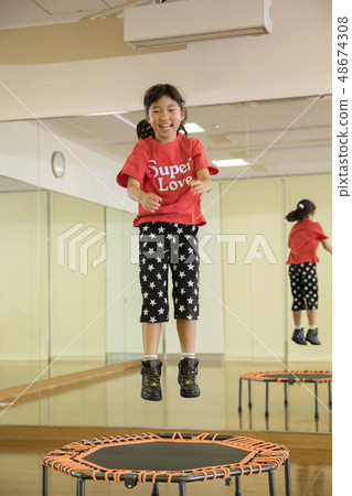 學習教室圖像的孩子飛行繃床圖像 48674308