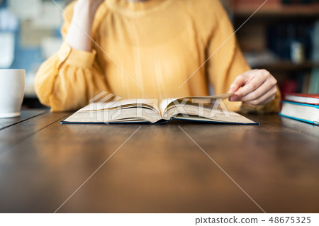 讀一本書的女人 讀一本書的女人 48675325