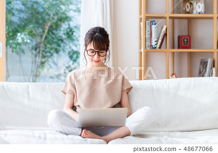 一位年輕女士(個人電腦) 一位年輕女士(個人電腦) 48677066