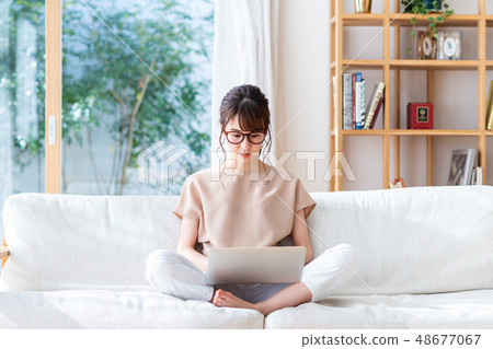 一位年輕女士(個人電腦) 一位年輕女士(個人電腦) 48677067