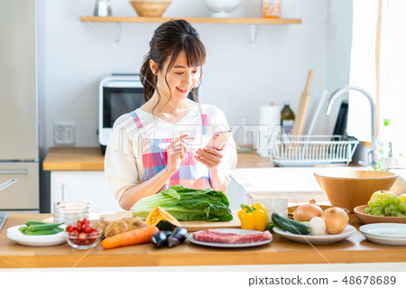 少婦（廚房智能手機） 48678689