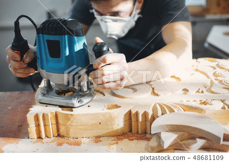 The carpenter works with a tree 48681109