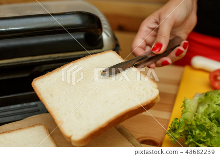 spread oil bread before fry it in grill 48682239